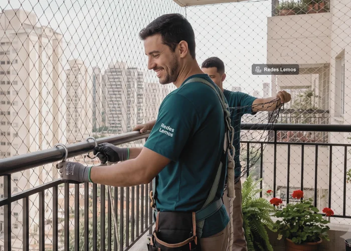 Equipe de profissionais da Redes Lemos instalando rede de proteção